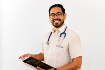 Dr. Víctor Aarón Álvarez Sánchez en consulta
